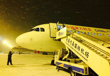 长春机场连夜清雪确保航班正常