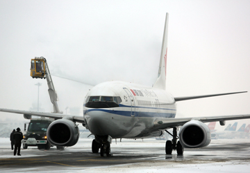 哈尔滨机场昼夜清雪确保航班正常