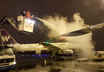 重庆机场妥善应对罕见冰雪天气“大考”