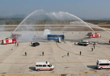伊春机场举行反劫机综合演练