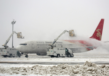 哈尔滨机场昼夜清雪确保机场畅通