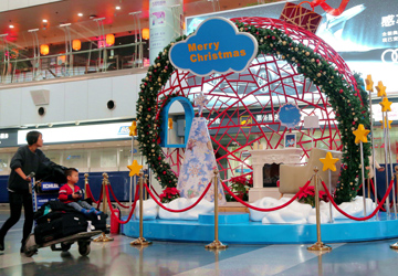 首都机场航站楼完成圣诞景观布置