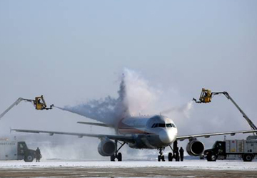 哈尔滨机场积极应对降雪天气