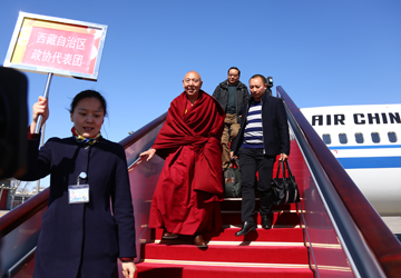 首都机场迎来两会代表抵京高峰