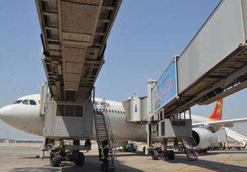 石家庄机场首次完成航空器双廊桥对接保障