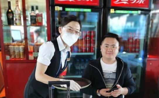 严柔并济“巧”店长 微笑服务每一天