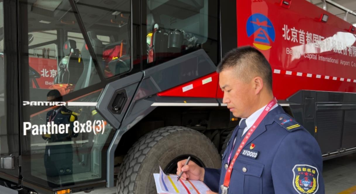 国门下最美“逆行者”