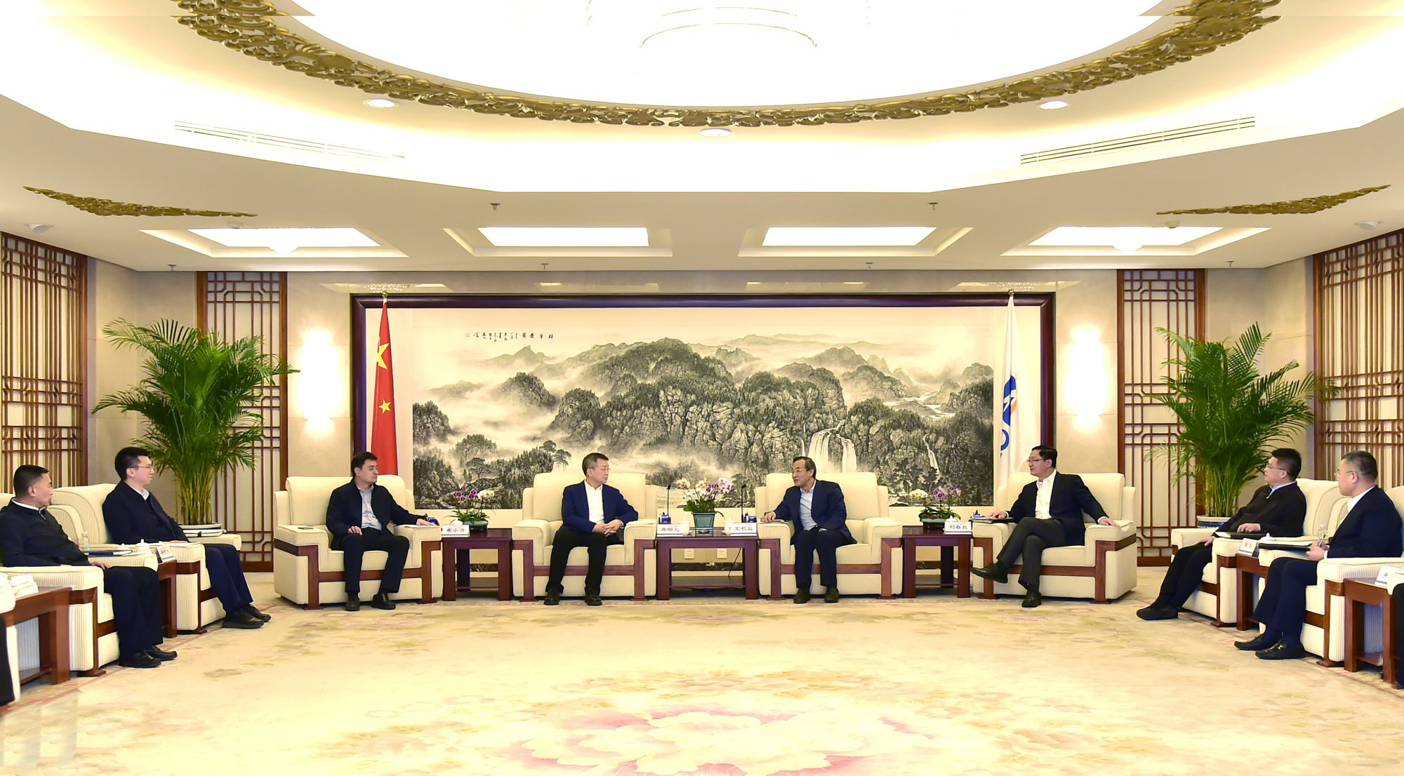 首都机场集团领导与顺义区领导会谈