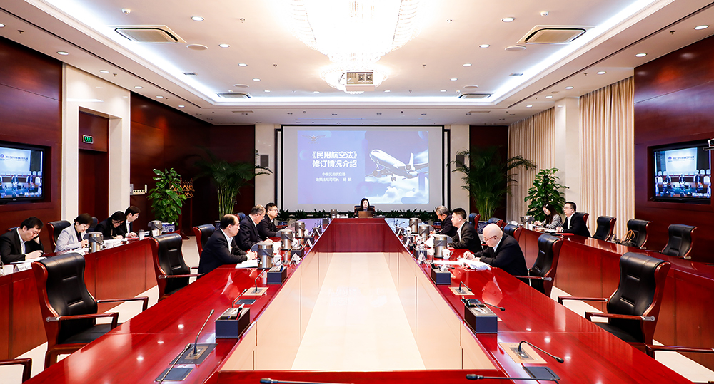 首都机场集团党委理论学习中心组聚焦新修订《中华人民共和国民用航空法》开展专题学习