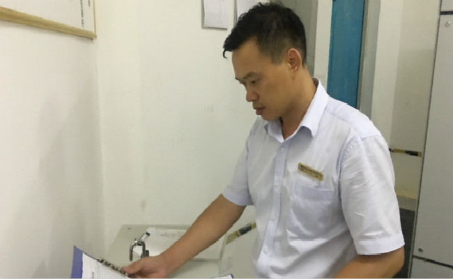 廖崛正在检查配电房的巡查记录表-深圳首地物业陈雪睿摄 (2)_meitu_1.jpg