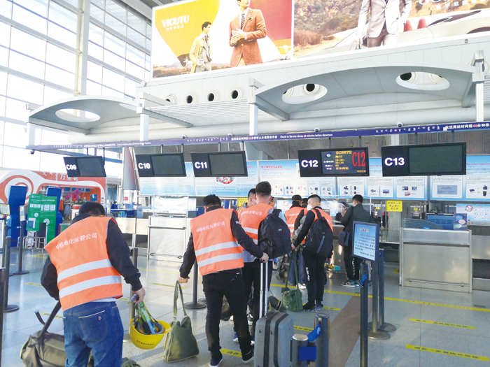 针对复工团队旅客人数多、行李多,且多带工地器材,内蒙古机场集团地服分公司开通绿色通道,开设专用值机柜台,帮助团队旅客快速办理手续。.jpg