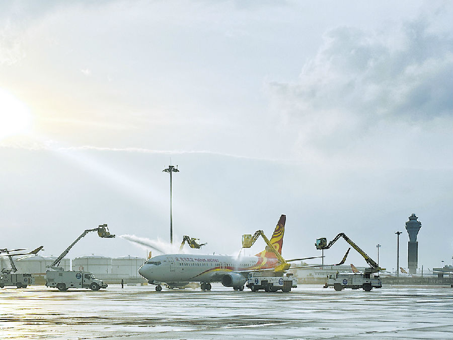 严寒中，首都机场飞行区员工坚守现场，组织保障航空器定点除冰。（首都机场股份公司　陈晨摄）.jpg