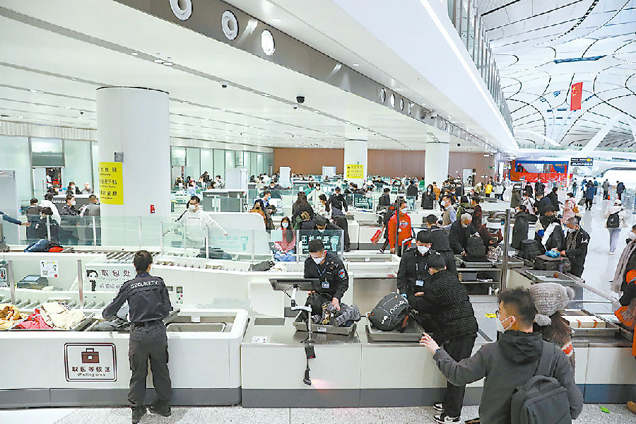 为保障大兴机场春运旅客出行高峰，大兴机场安检通道和人员设备最大化启用，最大限度提升通行效率。（大兴机场  陈永敏摄）.jpg