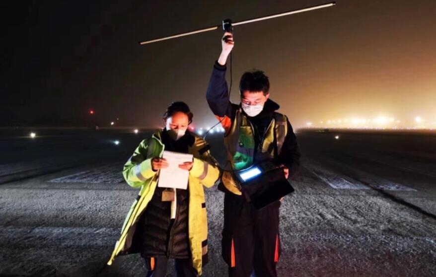 石家庄机场无线电机务员：0.01°的保障   365天的热爱