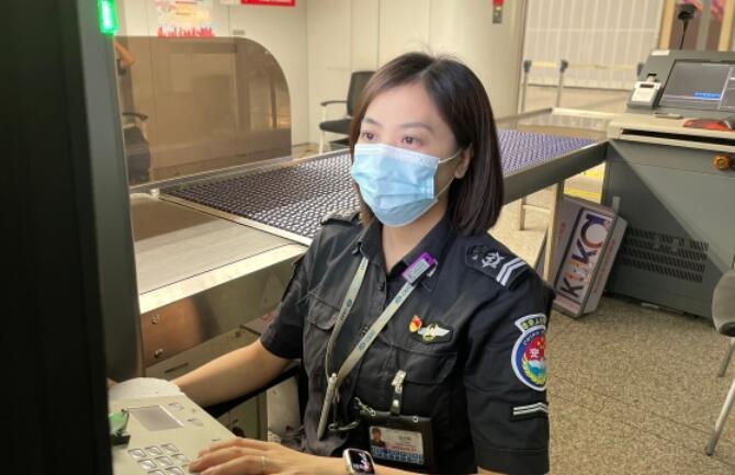 温亚静：在国门安检绽放真情之花