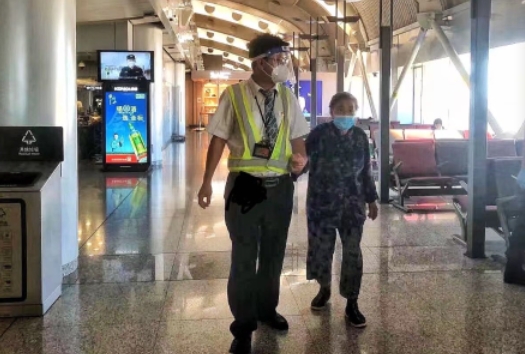 胡岩松：敬老助老有温情 热心爱心惠民行