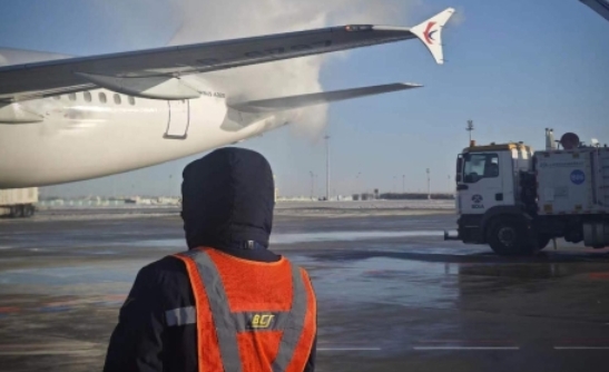 首新地服除冰坪组长：不舍昼夜、不畏风雪