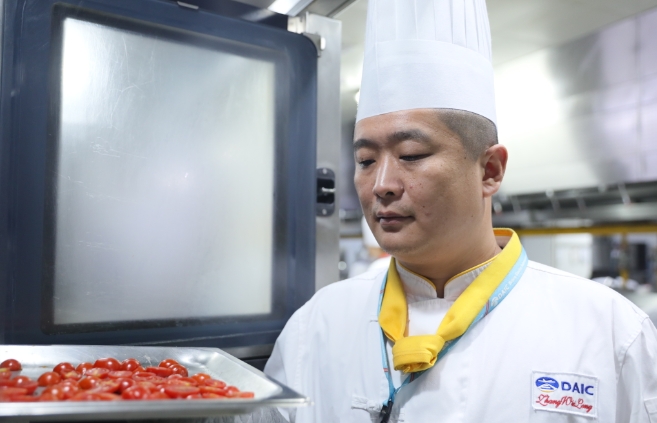 张伟龙：匠心传承  用心守护旅客美好“食”光