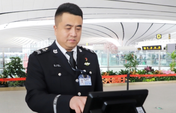 郑鹏：扎根国门一线 践行安全使命