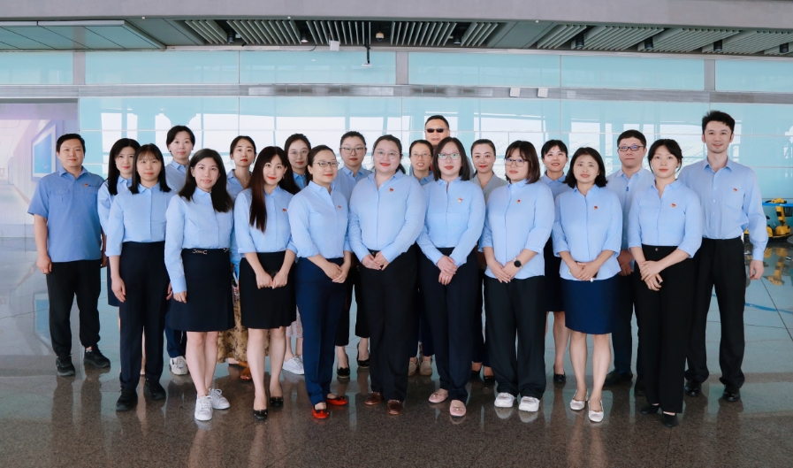 “中国第一国门”下玫瑰的故事