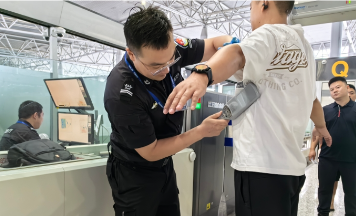 石家庄机场安检员：“方寸之间的千钧责任”