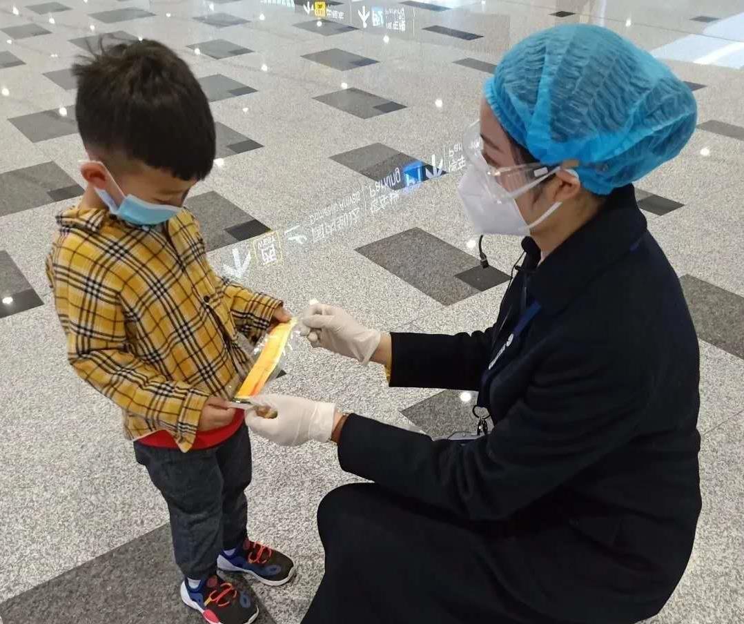 19大兴机场推出爱心手环 助力特殊旅客“无忧行”.jpg