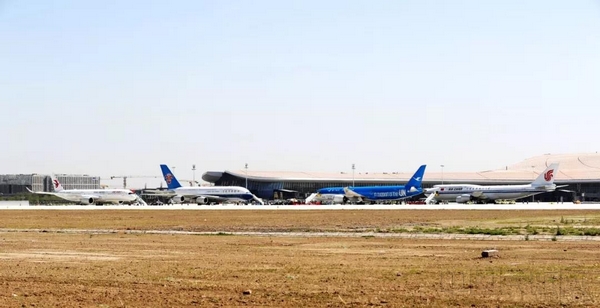 34.4架大型客机齐降大兴机场 开启真机验证.jpg