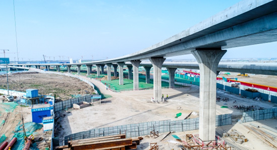 60-2北京新机场工作区高架桥主体结构全线贯通.jpg