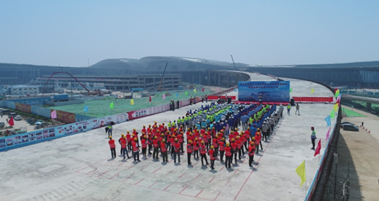 60-3北京新机场工作区高架桥主体结构全线贯通.jpg