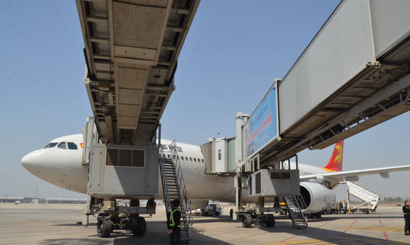 69石家庄机场首次完成航空器双廊桥对接保障.jpg