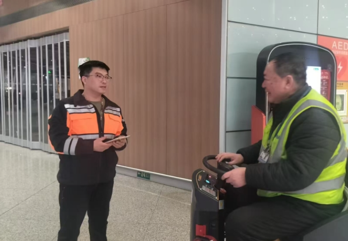 新春走基层|首都机场路福亮： 三万步的守护 十八载的坚守