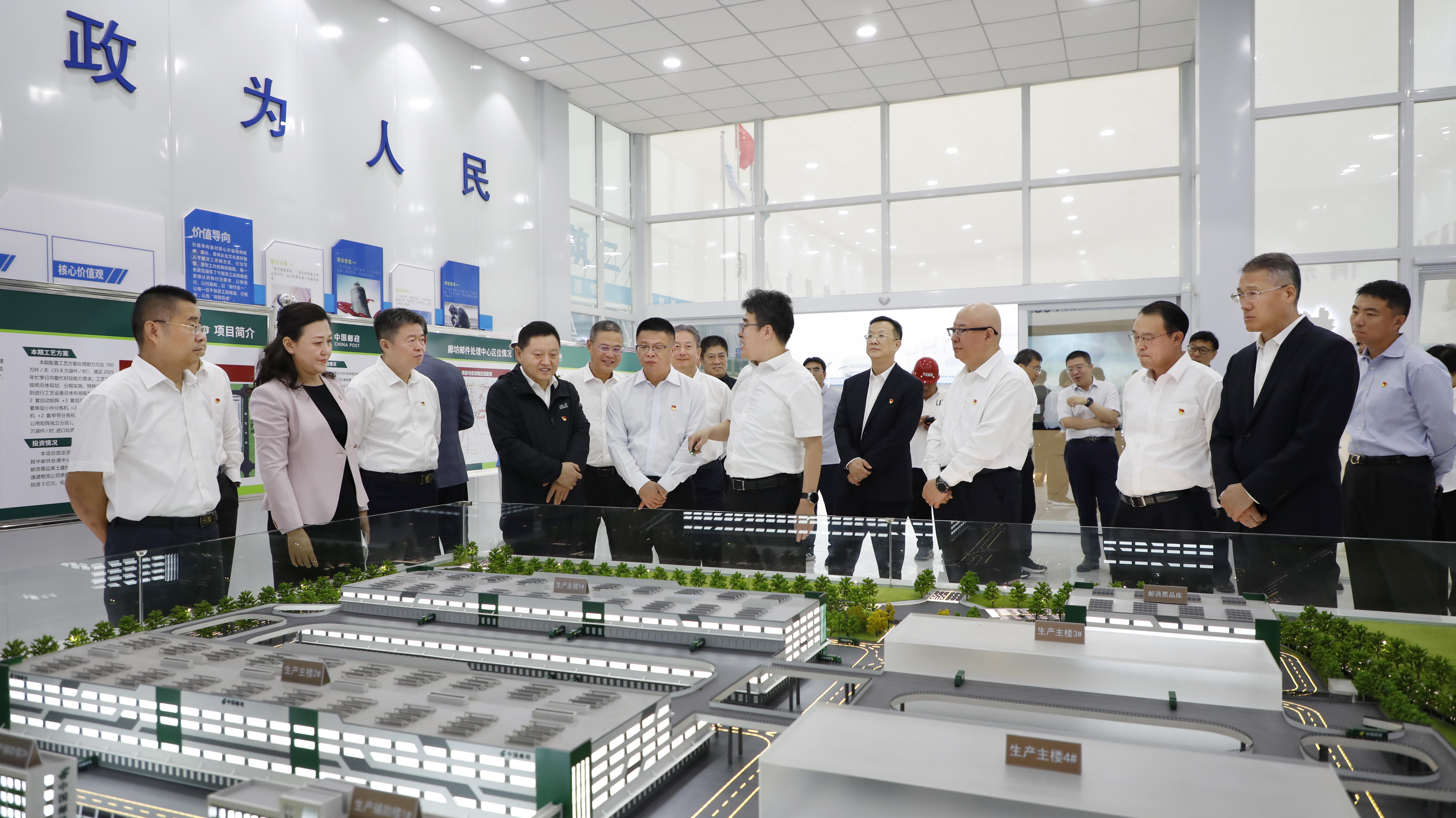 首都机场集团党委理论学习中心组赴大兴机场临空经济区开展联学活动